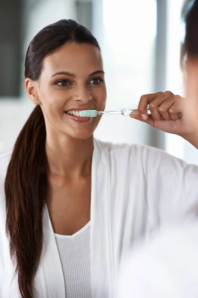 Güne Hazırlanıyorum Gülümseyen Genç Bir Kadın Aynada Dişlerini Fırçalıyor — Stok fotoğraf