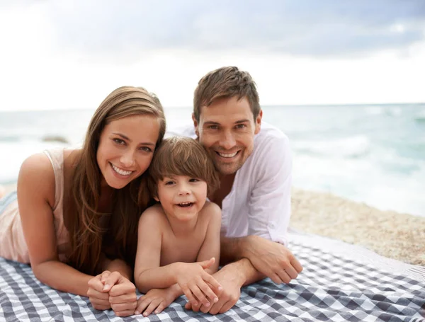 Divertimento Famiglia Spiaggia Una Famiglia Felice Sdraiata Una Coperta Spiaggia — Foto Stock
