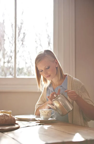 Bir Fincan Çayın Gücünü Asla Küçümseme Evdeki Masada Otururken Kendine — Stok fotoğraf