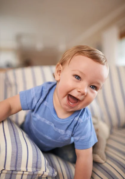 最もかわいい笑顔 ソファの上に座っている可愛い子供は — ストック写真