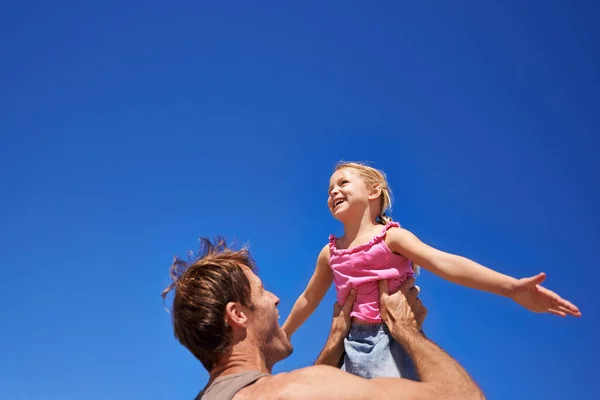 Tudok Repülni Egy Apa Játszik Kislányával Odakint Napon — Stock Fotó