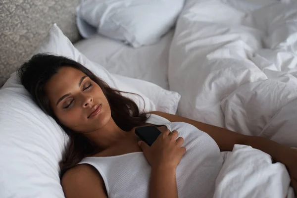 Por Llama Una Joven Mujer Sosteniendo Celular Pecho Mientras Duerme —  Fotos de Stock