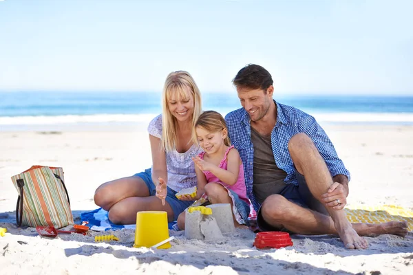 Строят Песочный Замок Вместе Счастливая Молодая Семья Развлекающаяся Пляже — стоковое фото