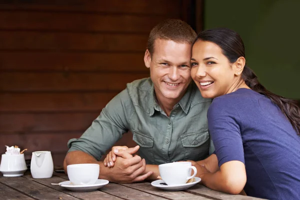カッパの上に接着してる 多人種の若い夫婦がレストランでコーヒーを飲みながら — ストック写真