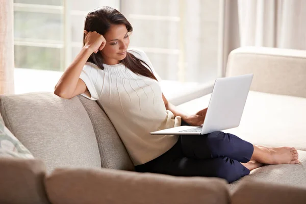 Mam Spokojny Dzień Domu Atrakcyjna Młoda Kobieta Siedzi Kanapie Laptopem — Zdjęcie stockowe