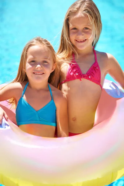 Лето Круто Две Маленькие Девочки Используют Надувную Трубку Готовясь Плаванию — стоковое фото