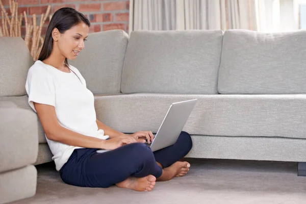 Zajmuję Się Tym Blogowaniem Atrakcyjna Młoda Kobieta Siedząca Podłodze Laptopem — Zdjęcie stockowe