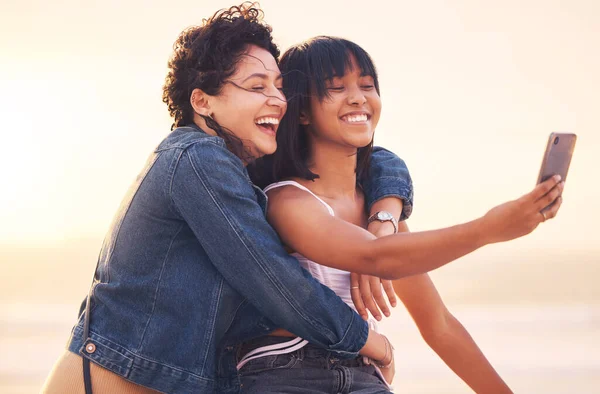 Playa Verano Amigos Tomando Selfie Con Teléfono Disfrutando Vacaciones Vacaciones — Foto de Stock
