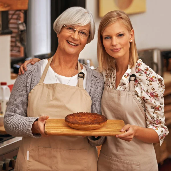 在一起的派 一个年轻貌美的女人和她的祖母炫耀她们的烘焙技巧 — 图库照片