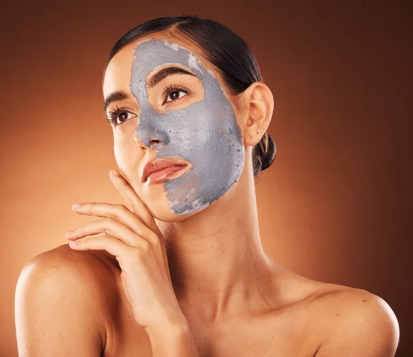 粘土顔のマスクと美しさ 顔のメイクやスタジオの背景にデトックス皮膚科 女性モデル スキンケア製品と輝きのための炭化粧品 自然な輝きと審美的な変換 — ストック写真