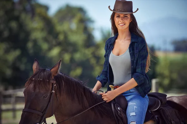 Älskar Naturen Porträtt Vacker Cowgirl Med Sin Häst — Stockfoto