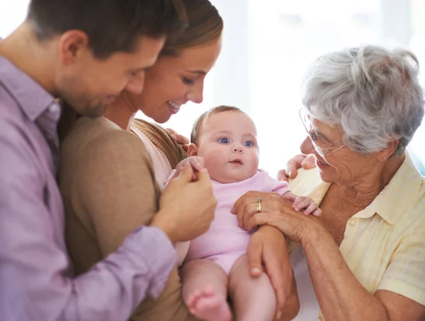 Nacido Una Familia Llena Amor Una Abuela Feliz Conociendo Nieta — Foto de Stock