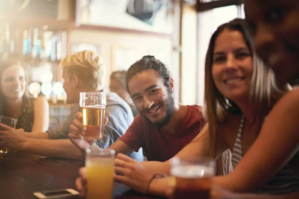Pandilla Está Aquí Grupo Amigos Disfrutando Bar — Foto de Stock