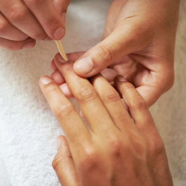 Nie Jak Być Rozpieszczanym Kobieta Robi Sobie Manicure — Zdjęcie stockowe