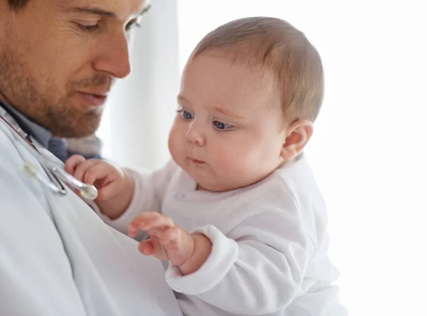 Masum Bir Merak Bebek Tutan Yakışıklı Bir Erkek Doktor — Stok fotoğraf