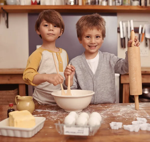 Budeme Nejlepší Pekaři Světě Dva Mladí Bratři Pečou Kuchyni — Stock fotografie