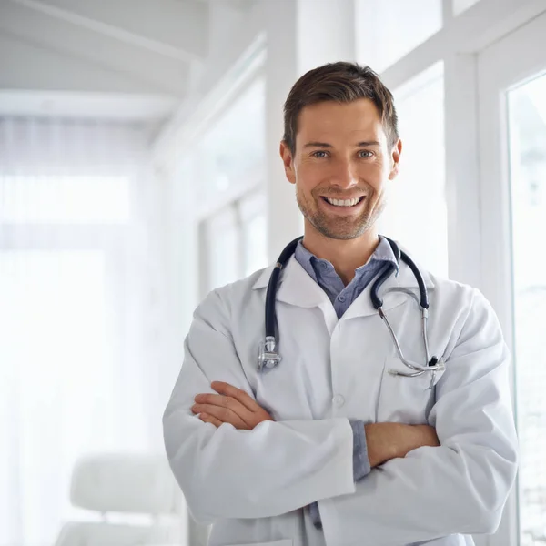 信頼できる医療だ 腕を組んで立つハンサムな男性医師の肖像画 — ストック写真