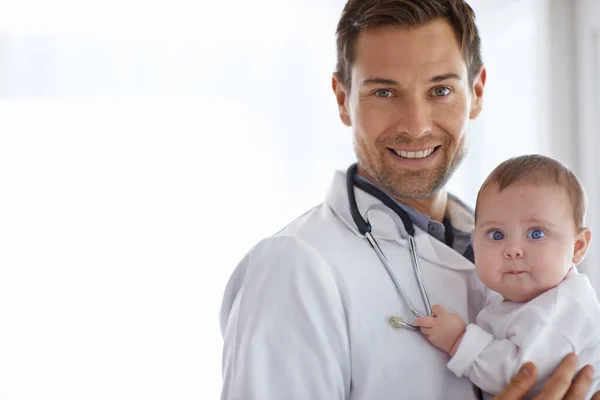 Pequeña Preciosa Vida Retrato Guapo Doctor Varón Sosteniendo Adorable Bebé —  Fotos de Stock