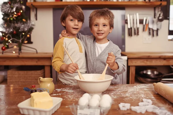 Jednoho Dne Budeme Vlastnit Pekárnu Dva Mladí Bratři Pečou Kuchyni — Stock fotografie