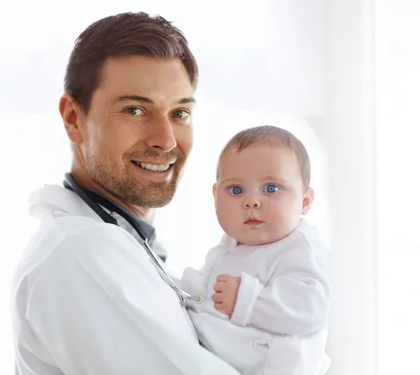 Paquete Saludable Alegría Retrato Guapo Doctor Varón Sosteniendo Adorable Bebé —  Fotos de Stock
