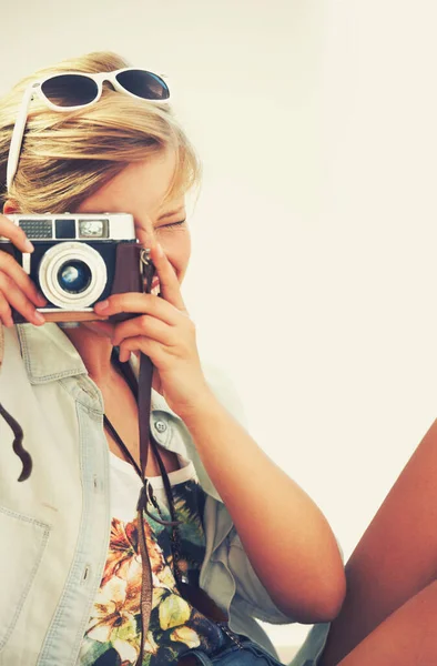 Poupança Memória Uma Bela Jovem Mulher Usando Uma Câmera Dentro — Fotografia de Stock