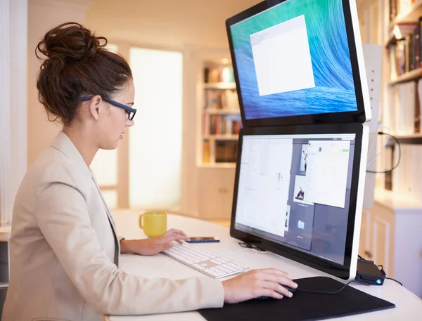 Wie Jak Zoptymalizować Wydajność Młoda Kobieta Pracująca Komputerze Podwójnym Ekranem — Zdjęcie stockowe