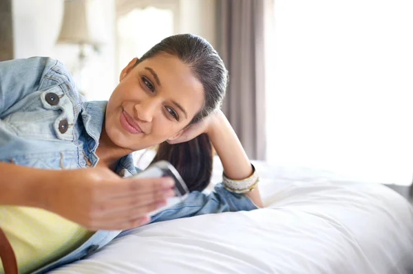 Verificar Mensagens Dela Uma Jovem Mulher Atraente Relaxante Sua Cama — Fotografia de Stock
