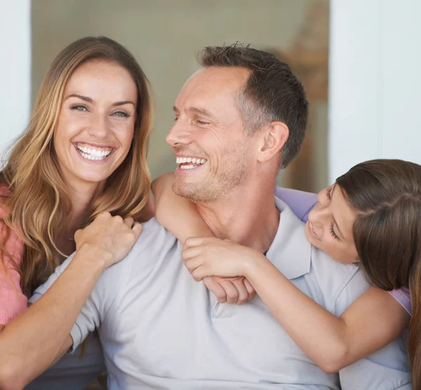 Hij Minderheid Een Liefdevolle Familie Die Samen Tijd Doorbrengt Binnen — Stockfoto