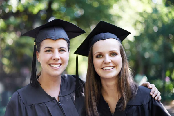 Sie Sind Stolze Absolventen Ein Porträt Von Zwei Studentinnen Abschlusstag — Stockfoto