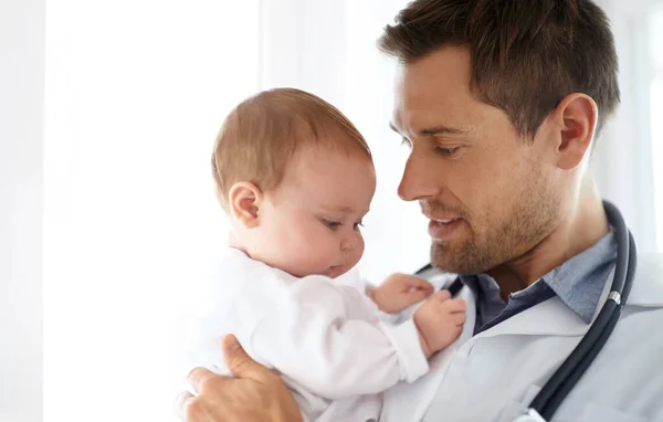 Ellerinde Biraz Hayat Var Bebek Tutan Yakışıklı Bir Erkek Doktor — Stok fotoğraf