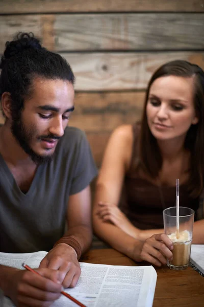 Compartiendo Sus Conocimientos Dos Jóvenes Amigos Estudiando Juntos Una Cafetería — Foto de Stock