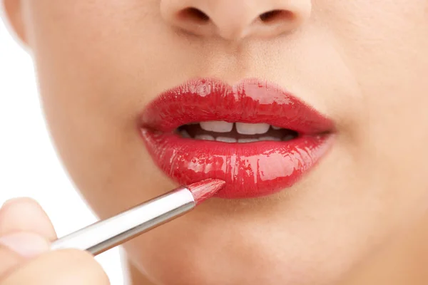Ακαταμάχητα Χείλη Μια Ελκυστική Νεαρή Γυναίκα Που Εφαρμόζει Κόκκινο Lip — Φωτογραφία Αρχείου