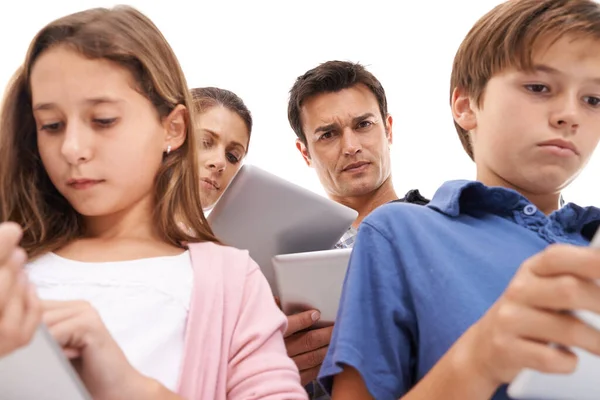 Zagubiony Świecie Online Czteroosobowa Rodzina Używa Cyfrowych Tabletów Stojąc Razem — Zdjęcie stockowe