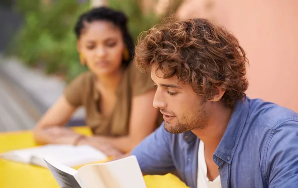 教育の成果は甘いです 本を読んで屋外に座っている大学生のショット — ストック写真