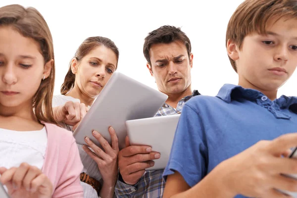 Zawinięte Internetowy Świat Czteroosobowa Rodzina Używa Cyfrowych Tabletów Stojąc Razem — Zdjęcie stockowe