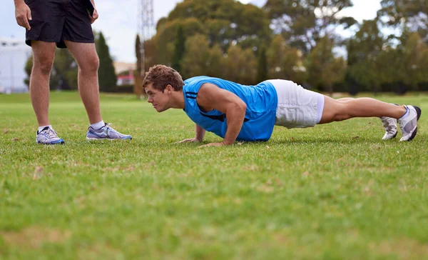 Oboru Fitness Urostlý Mladý Muž Dělá Kliky Sportovním Hřišti Jeho — Stock fotografie