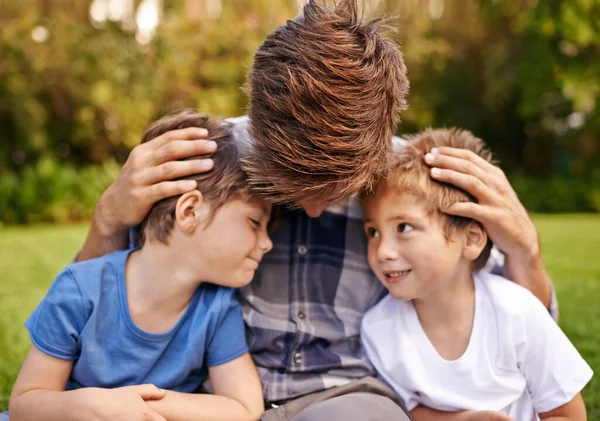 Mis Chicos Significan Mundo Para Padre Sus Dos Hijitos Sentados —  Fotos de Stock