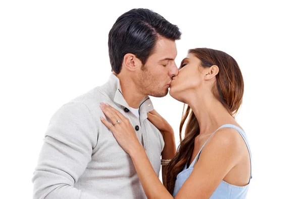 Mencintai Ciuman Abadi Gambar Studio Dari Pasangan Muda Berciuman Terisolasi — Stok Foto
