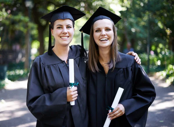 Jsou Pyšní Absolventi Portrét Dvou Studentek Držících Diplomy Den Promoce — Stock fotografie