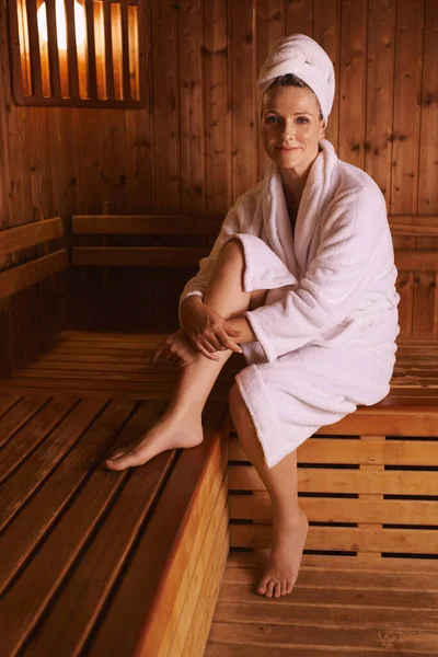Offre Une Thérapie Vapeur Une Femme Mûre Dans Sauna — Photo