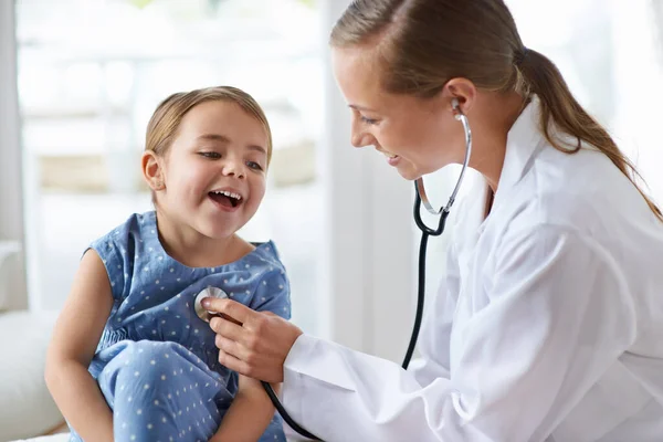 Das Kitzelt Ein Entzückendes Junges Mädchen Mit Ihrem Kinderarzt — Stockfoto