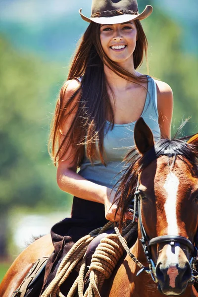 Podoba Się Świeżym Powietrzu Portret Pięknej Młodej Kowbojki Koniem — Zdjęcie stockowe