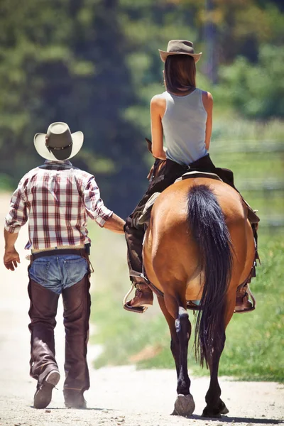 Älskar Naturen Bakifrån Cowboy Som Leder Ung Kvinna Häst Längs — Stockfoto