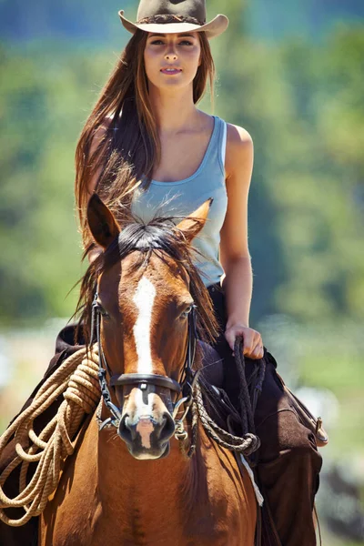 アウトドアが好き 彼女の馬と豪華なカウガールの肖像 — ストック写真