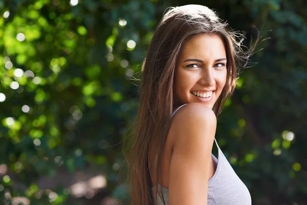 Ein Kokettiertes Lächeln Eine Schöne Junge Frau Steht Sommer Draußen — Stockfoto