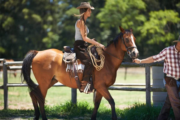 彼女は十分手に入れた 農家の手に導かれて馬に乗った若い女性が — ストック写真