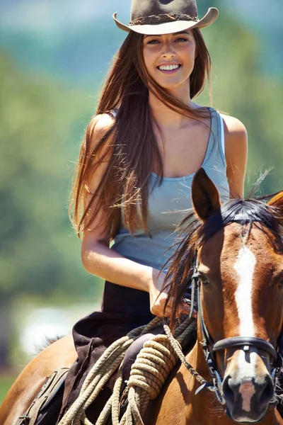 アウトドアが好き ポートレートの美しいですブルネットカウガールとともに彼女の馬 — ストック写真