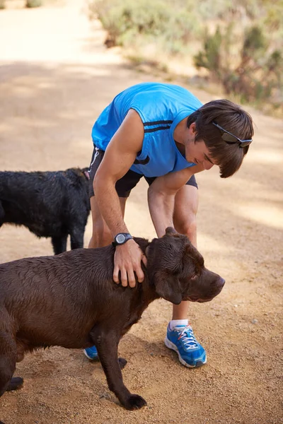狗也需要锻炼 一个和他的狗在户外锻炼的年轻人 — 图库照片
