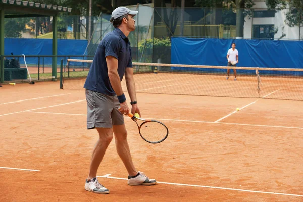 彼らの友人や裁判所の偉大なライバル コート上の2人の男子テニス選手 — ストック写真