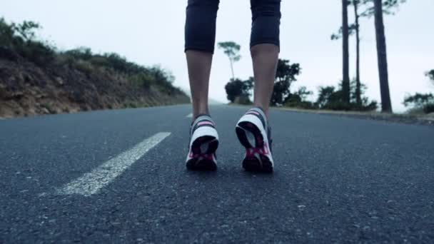 Scarpe Runner Donna Una Strada Correre Allenarsi Attraversare Velocità Esercizio — Video Stock